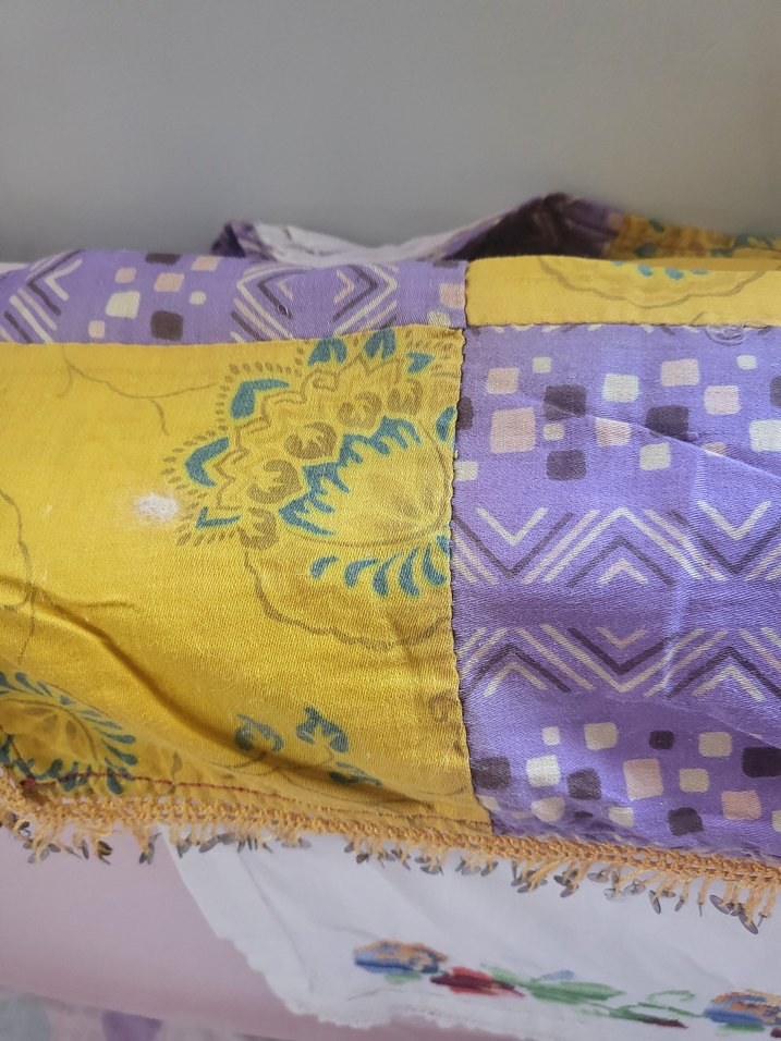 SANDIKTAN.  ANTİKA.   SARI VE MOR   PUL İŞLEMELİ..ASTARLIt - Görsel 4