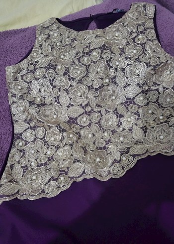 MOR KREP. SİM DANTEL. TASARIMLİ. ABİYE KOLSUZ ELBİSE SIFIR - Görsel 2