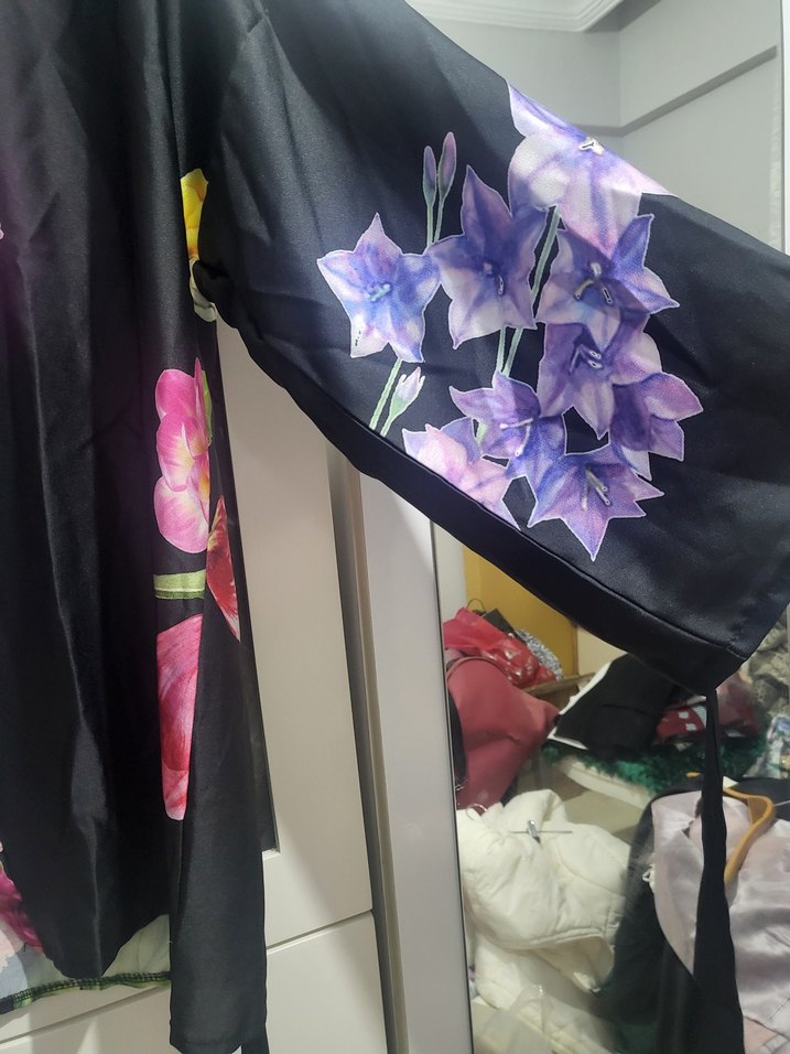 D3ESENLİ SATEN  KISA KİMONO - Görsel 3