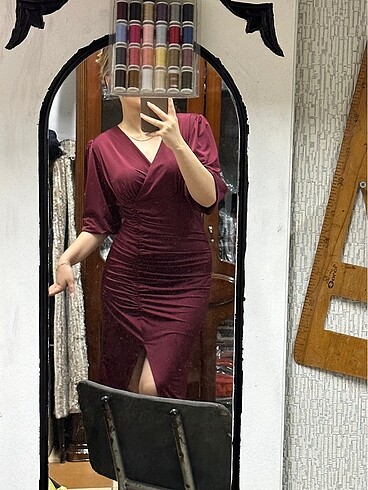 BORDO YIRTMAÇLI DRAPELİ ELBİSE