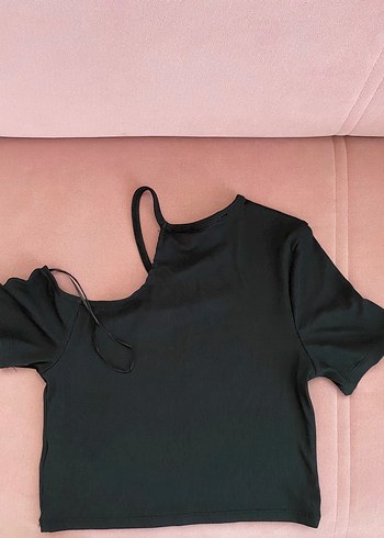 Koton Siyah Asimetrik Yaka Kısa Kollu Crop Top