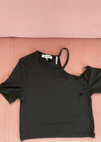 Siyah Asimetrik Yaka Kısa Kollu Crop Top