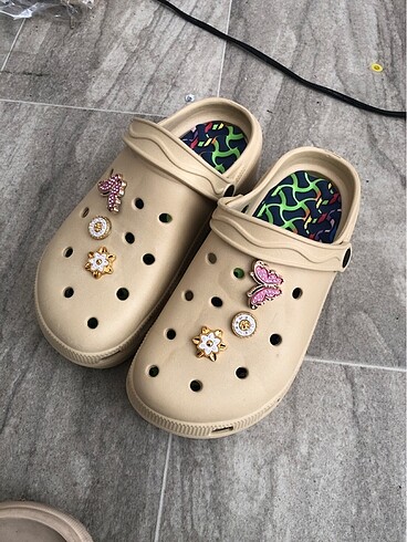 Bej Crocs