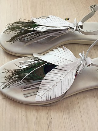 Tergan beyaz tavuskusu tüylü sandalet