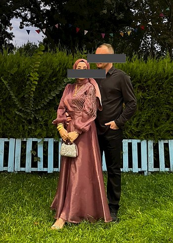 Abiye Uzun KolluDrapeli Tesettür Abiye renk kiremit gibi, değişkendir
