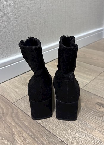 MANGO Siyah Süet Fermuarlı Blok Topuklu Kadın Bot - Görsel 3