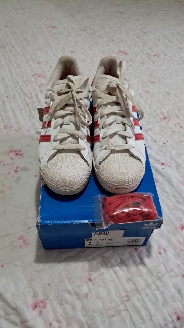 Adidas Beyaz Kırmızı Çizgili Bağcıklı Spor Ayakkabı - Görsel 4