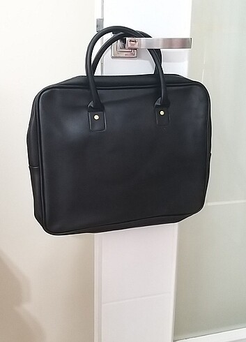 Bershka Siyah Laptop Çantası 