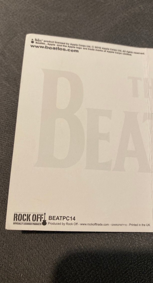 The Beatles storedan lisanslı kartpostal ve gitar pena seti - Görsel 2