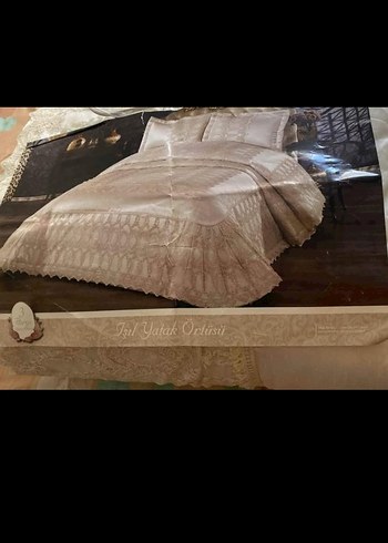 İşlemeli Beyaz Parlak Yatak Örtüsü - Görsel 3