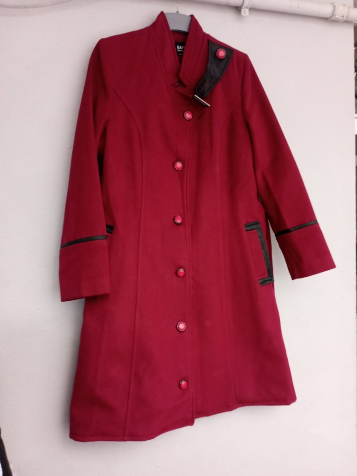 Kırmızı Deri Detaylı Kadın Kaban - Görsel 2