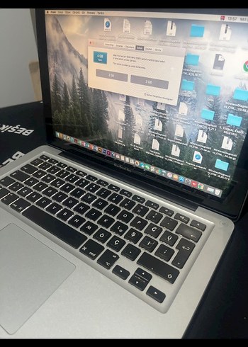 Gri Apple MacBook Dizüstü Bilgisayar - Görsel 2