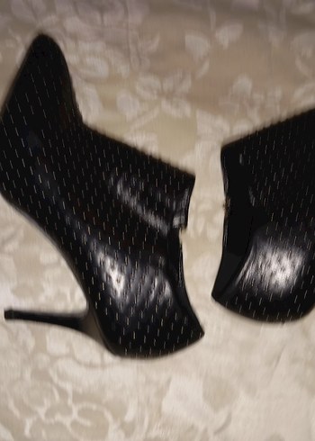 38 Beden siyah Renk Siyah Taşlı Topuklu yarım Bot Zara Voman