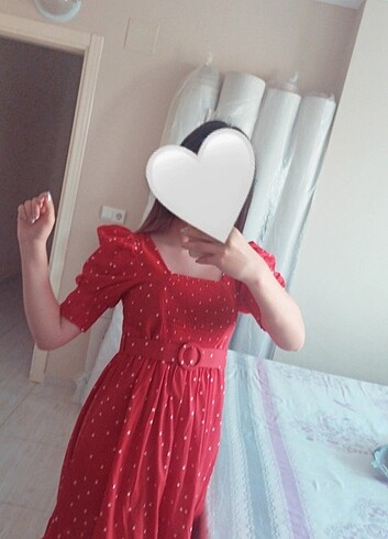 Kırmızı puantiyeli elbise 