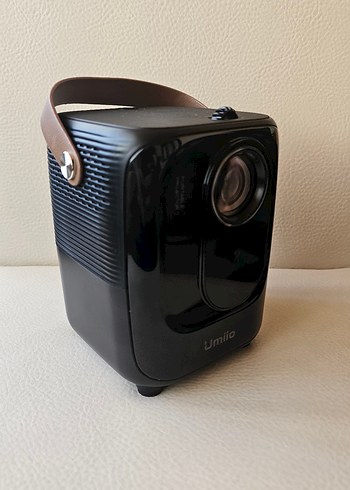 Siyah Umio Mini Projektör