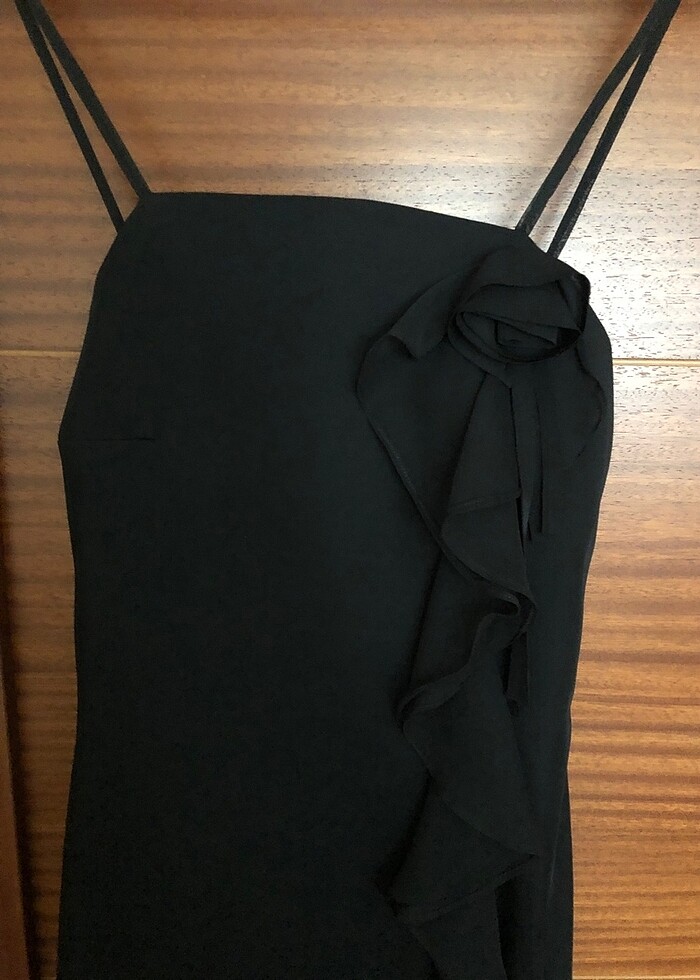 Gül ve yırtmaç detaylı siyah elbise - Görsel 2