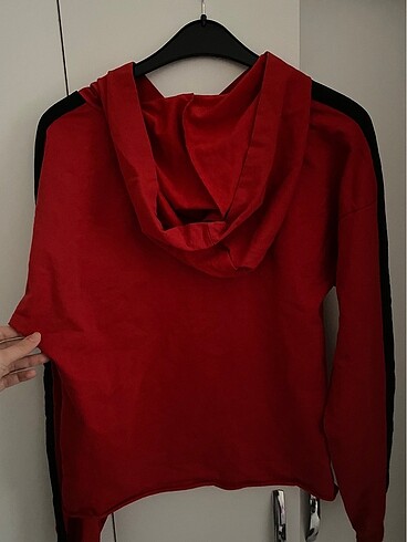 m Beden kolları şeritli kırmızı sweatshirt