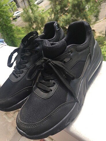 siyah spor ayakkabı
