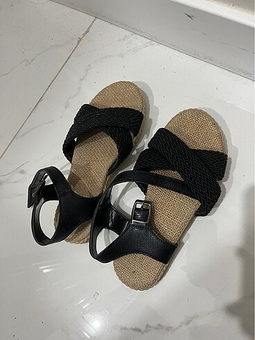 Siyah bantlı hasır sandalet - Görsel 5
