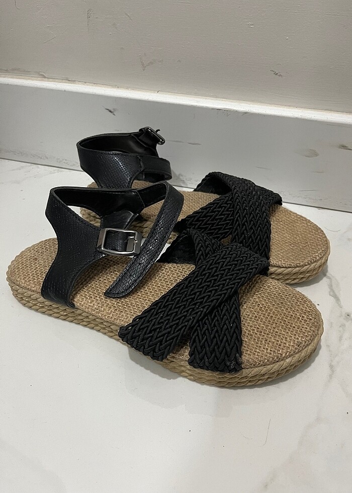 Siyah bantlı hasır sandalet - Görsel 2