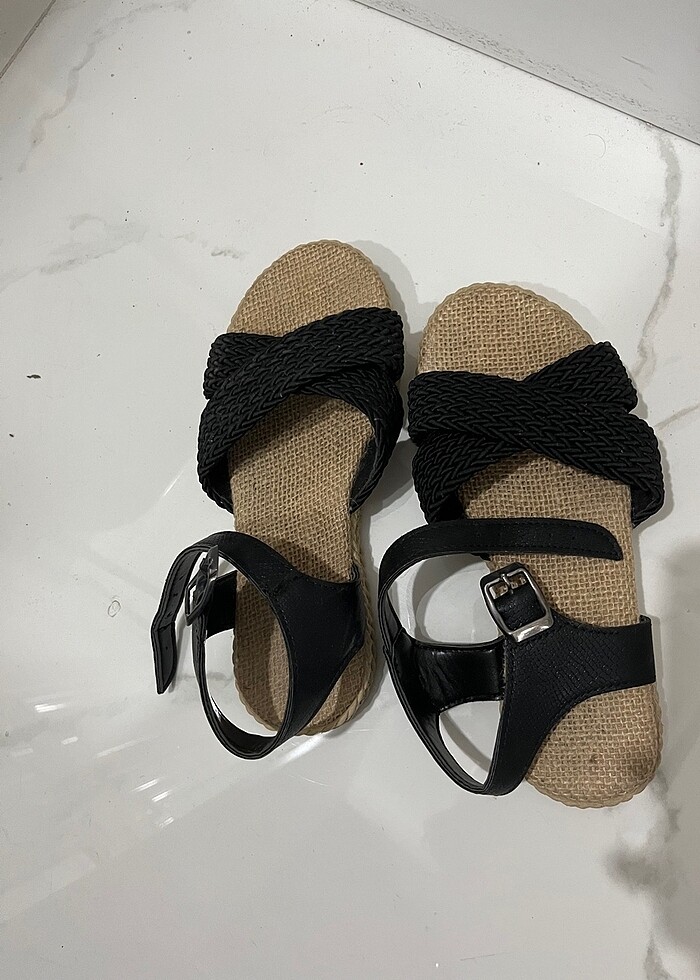 Siyah bantlı hasır sandalet - Görsel 3