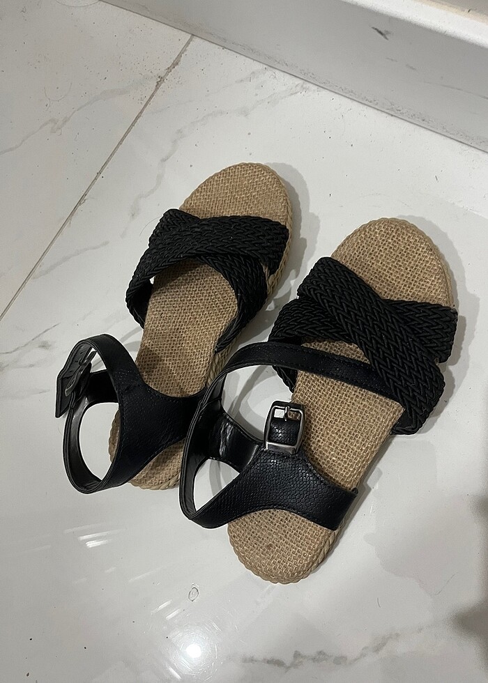 Siyah bantlı hasır sandalet - Görsel 5