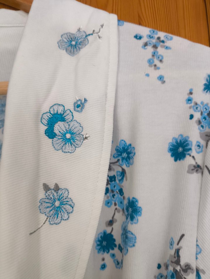 Uzun Beyaz Çiçek Desenli Kadın Şahnur Penye Sabahlık - Görsel 2