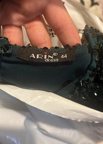 Uzun Parlak V Yakalı Kadın Abiye Elbise - Görsel 4