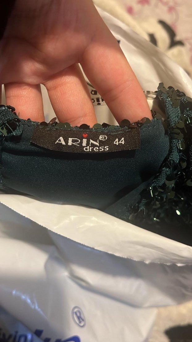 Uzun Parlak V Yakalı Kadın Abiye Elbise - Görsel 4