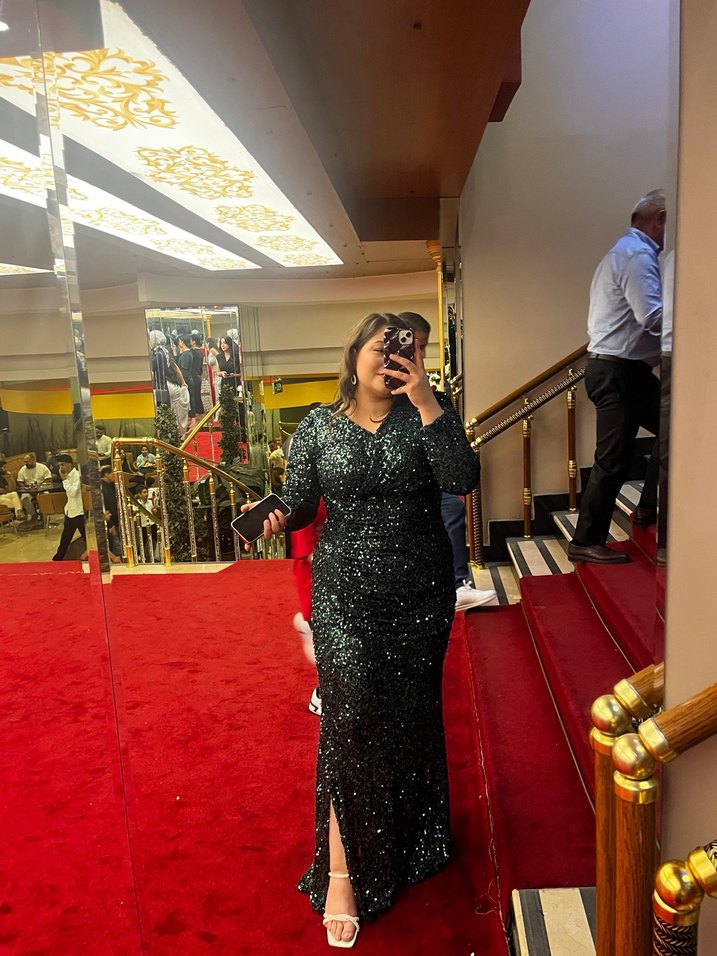 Uzun Parlak V Yakalı Kadın Abiye Elbise - Görsel 3