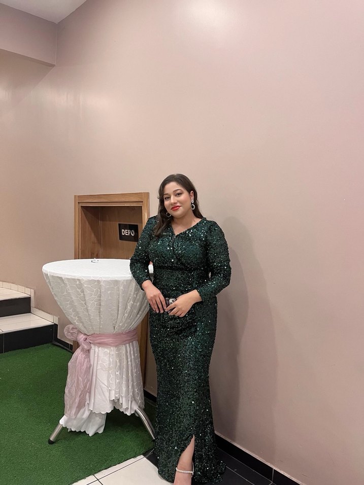 Uzun Parlak V Yakalı Kadın Abiye Elbise - Görsel 2