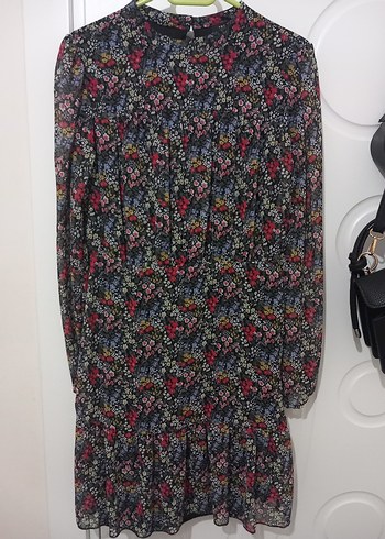 Çiçek Desenli fırfırlı elbise - Görsel 2