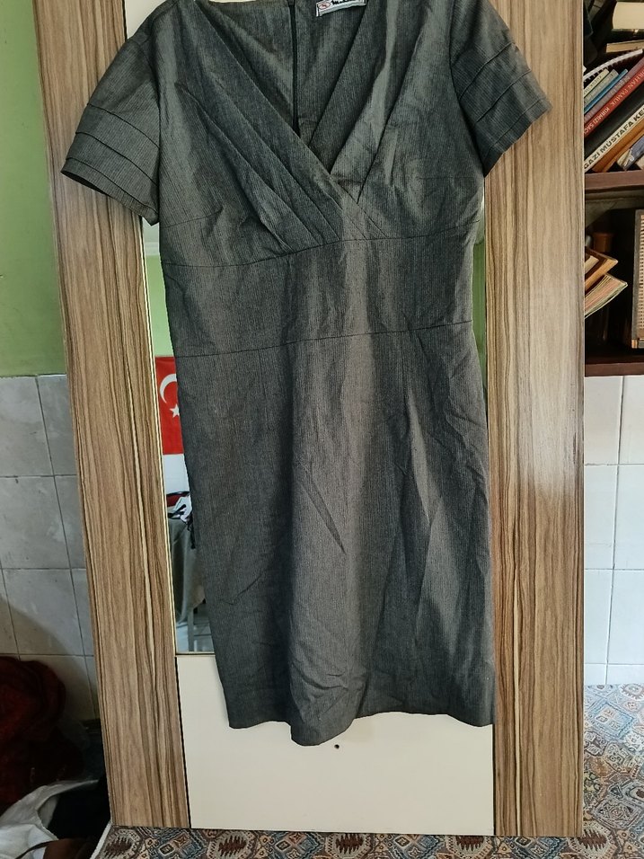 Gri Midi V Yaka Pliseli Kadın Elbise - Görsel 3