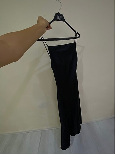 Siyah saten yırtmaçlı elbise