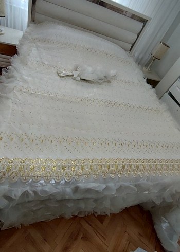 İşlemeli Beyaz Parlak Yatak Örtüsü - Görsel 3