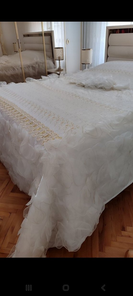 İşlemeli Beyaz Parlak Yatak Örtüsü - Görsel 2