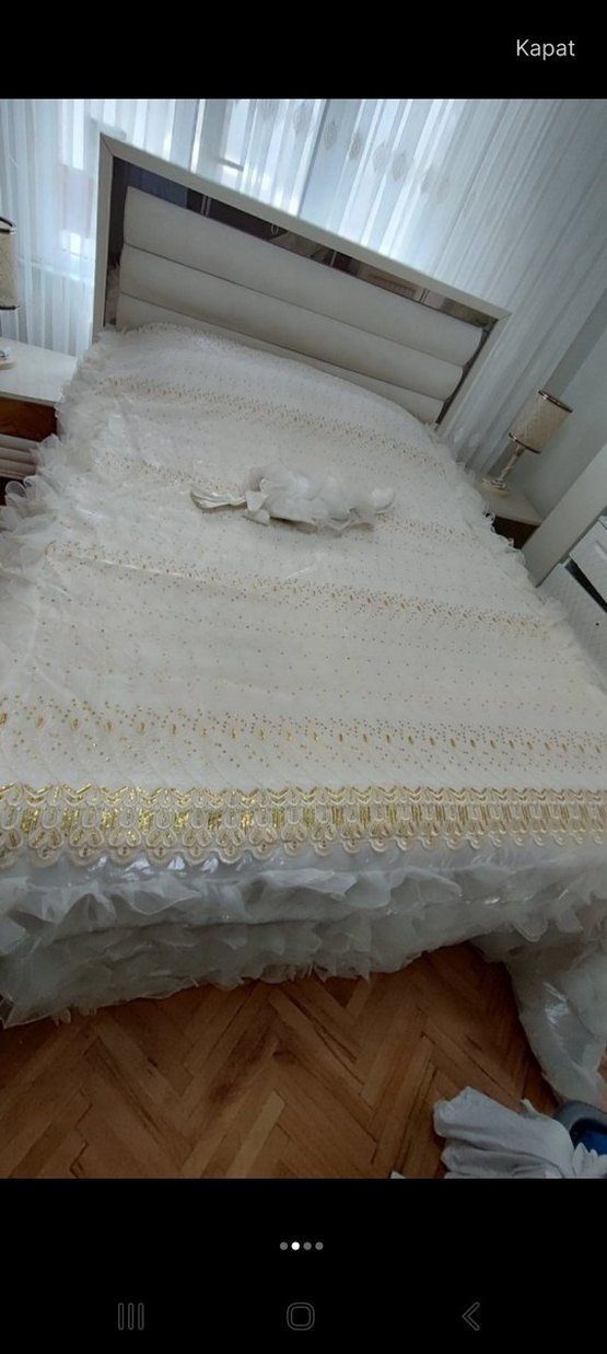 İşlemeli Beyaz Parlak Yatak Örtüsü - Görsel 3