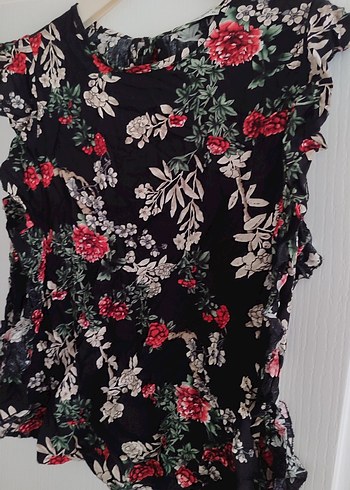 Çiçek Desenli Kolsuz Fırfırlı Bluz - Görsel 3