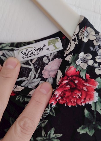 Çiçek Desenli Kolsuz Fırfırlı Bluz - Görsel 5