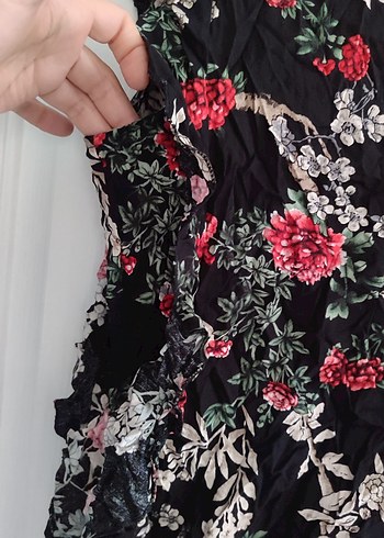 Çiçek Desenli Kolsuz Fırfırlı Bluz - Görsel 4