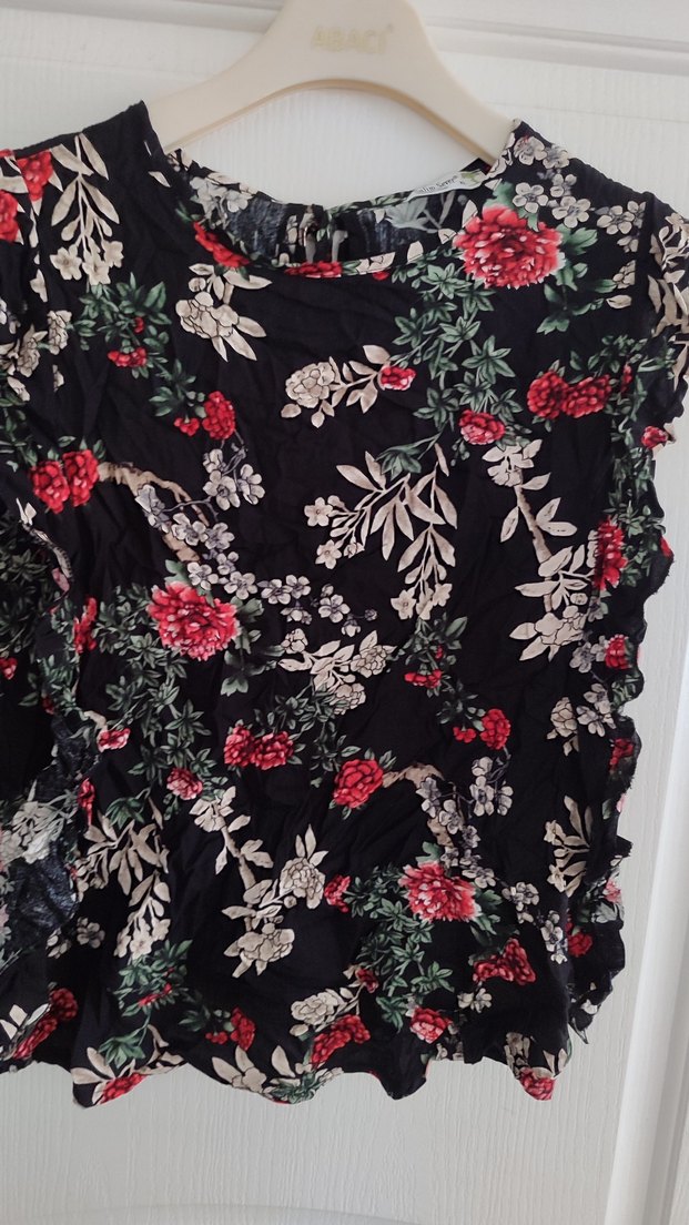 Çiçek Desenli Kolsuz Fırfırlı Bluz - Görsel 2
