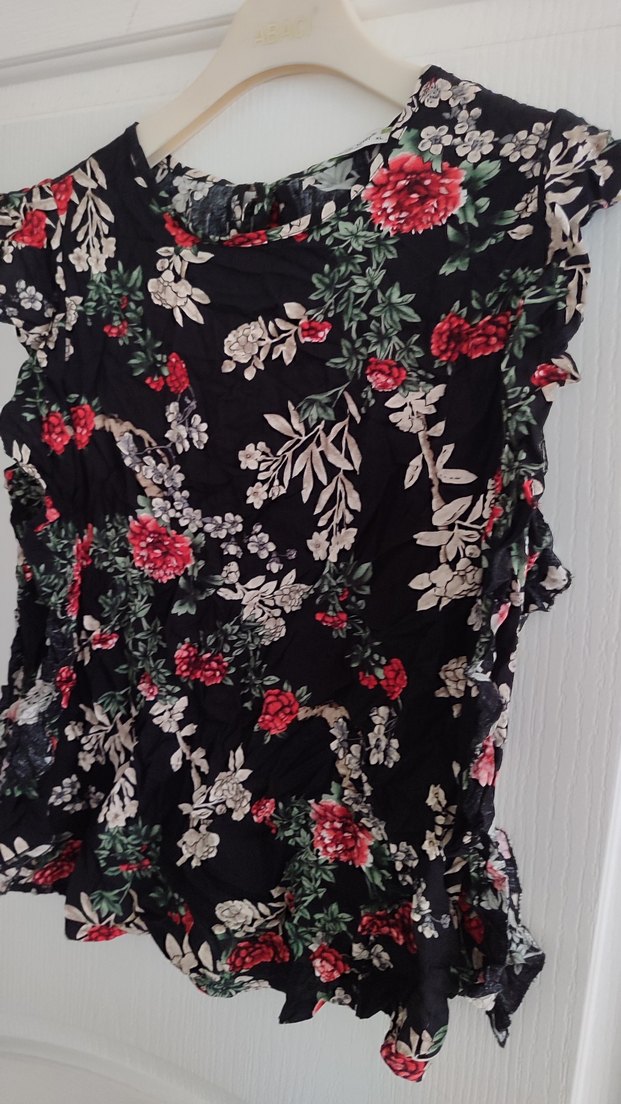 Çiçek Desenli Kolsuz Fırfırlı Bluz - Görsel 3