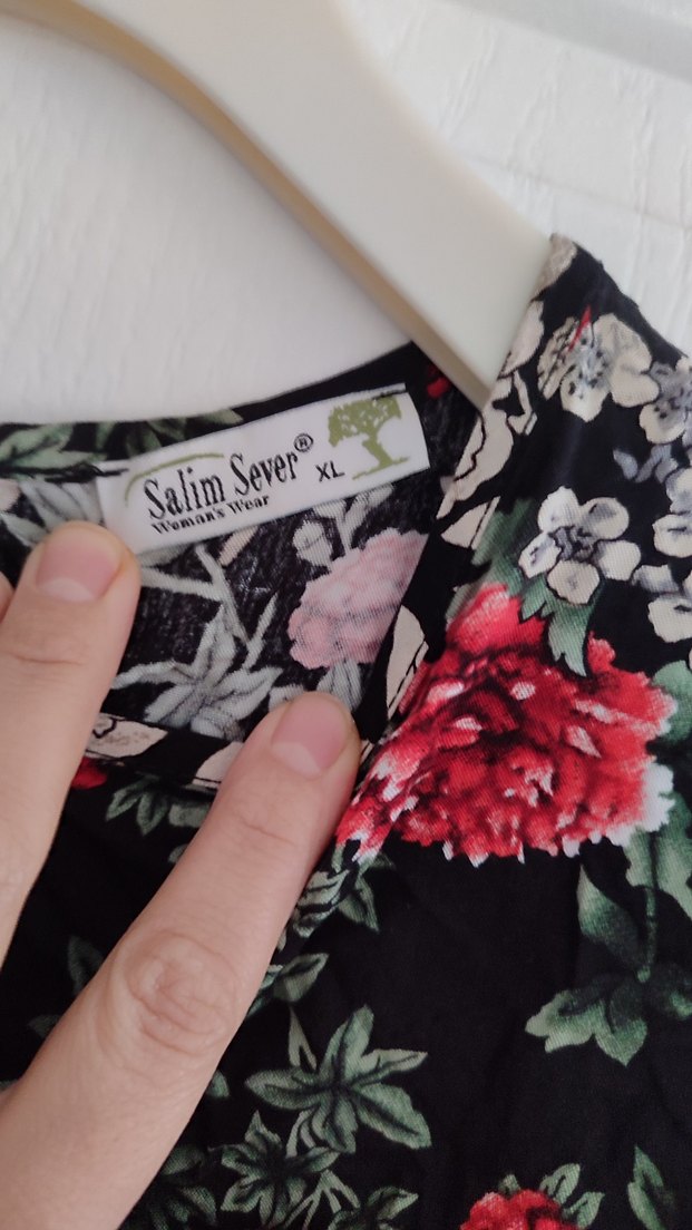 Çiçek Desenli Kolsuz Fırfırlı Bluz - Görsel 5