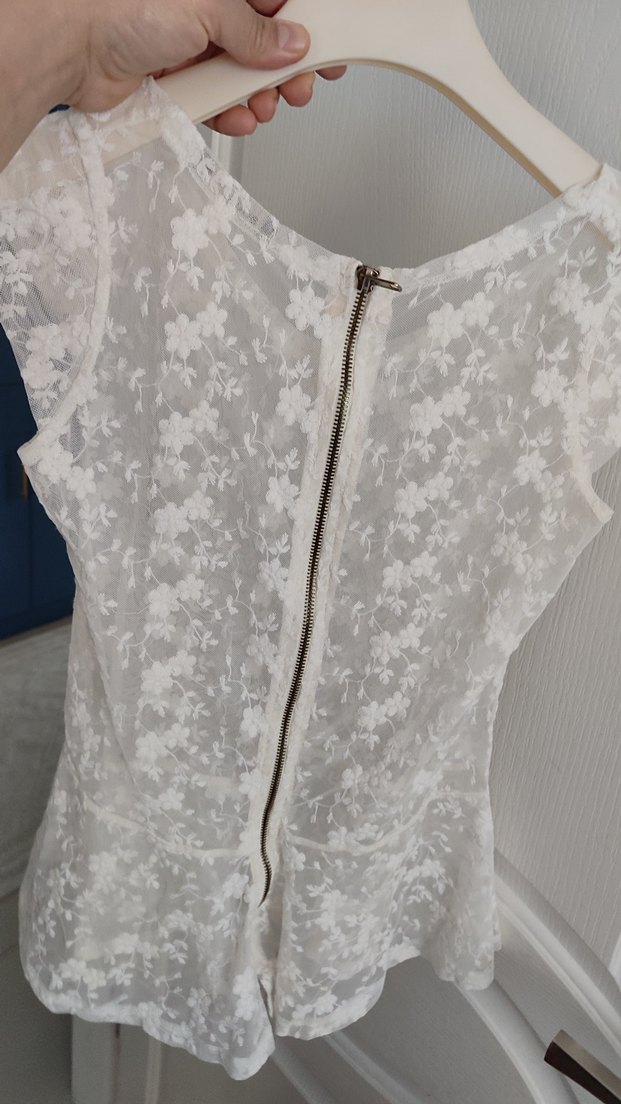 Dantel Detaylı Beyaz Kolsuz Bluz - Görsel 3