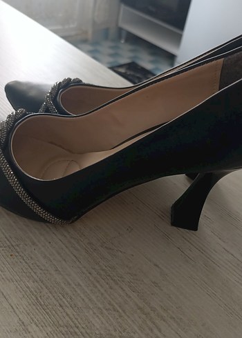 Klasik Siyah Yılan Desenli Tokalı Stiletto