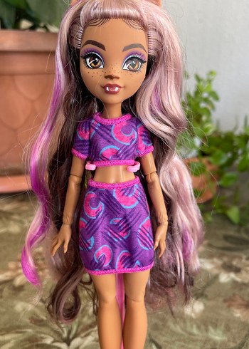 Monster High Mor Desenli Kıyafetli Bebek