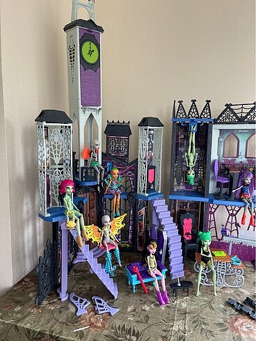 Beden Monster High Evi