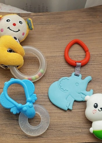  Beden Renk Renkli Diş Kaşıyıcı ve Çıngırak Seti