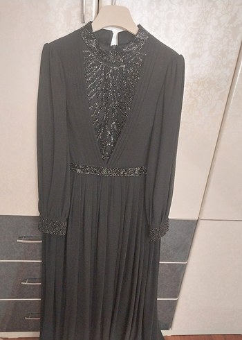 Uzun Kollu Siyah Nakışlı Pilili Abiye Elbise - Görsel 2