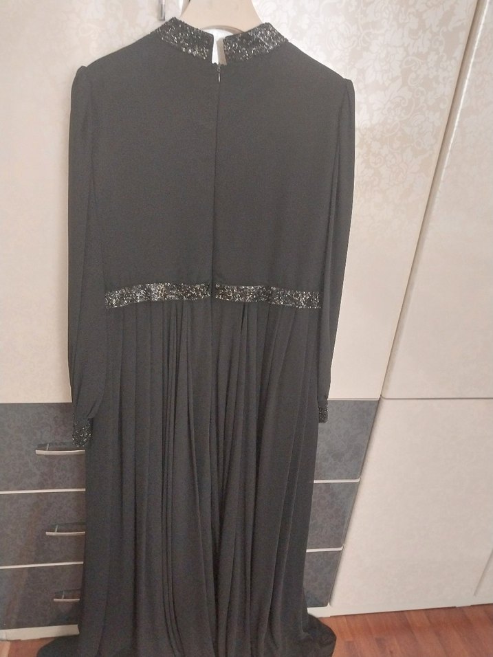 Uzun Kollu Siyah Nakışlı Pilili Abiye Elbise - Görsel 3